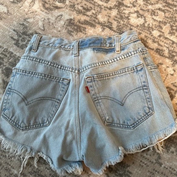 DISTRESSED VINTAGE LEVIS HIGH WAIST DENIM SHORTS - Picture 2 of 2